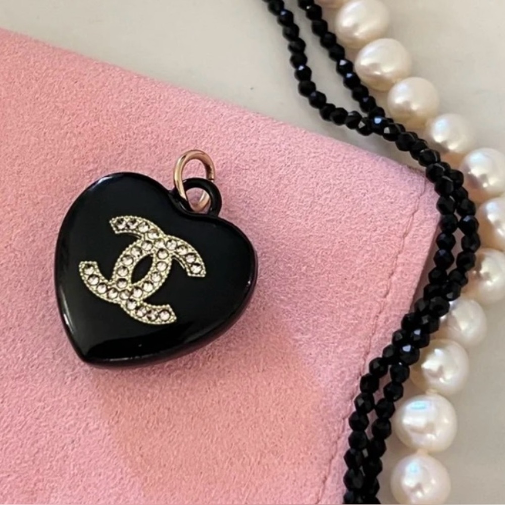 Chanel stamped Black Heart Pendant/ bag charm, zipper pull - Picture 3 of 5